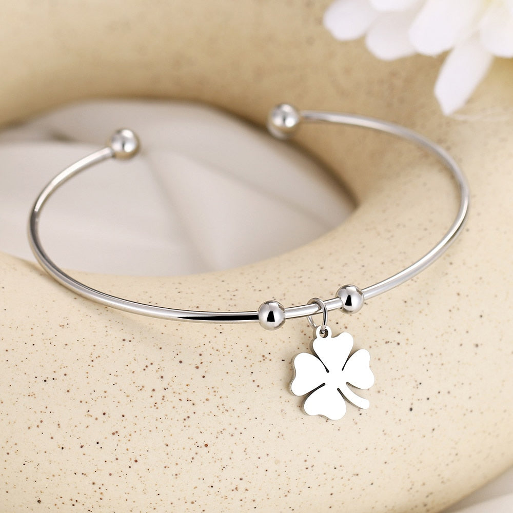 Open bracelet with a four-leaf clover