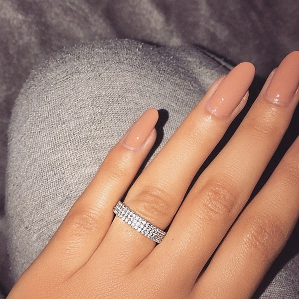 Ring with zircons