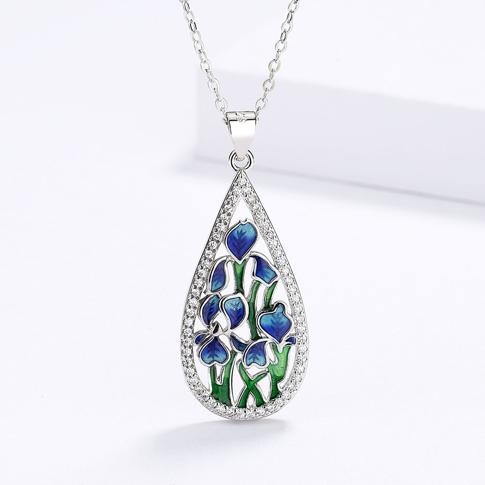 Necklace with a floral motif