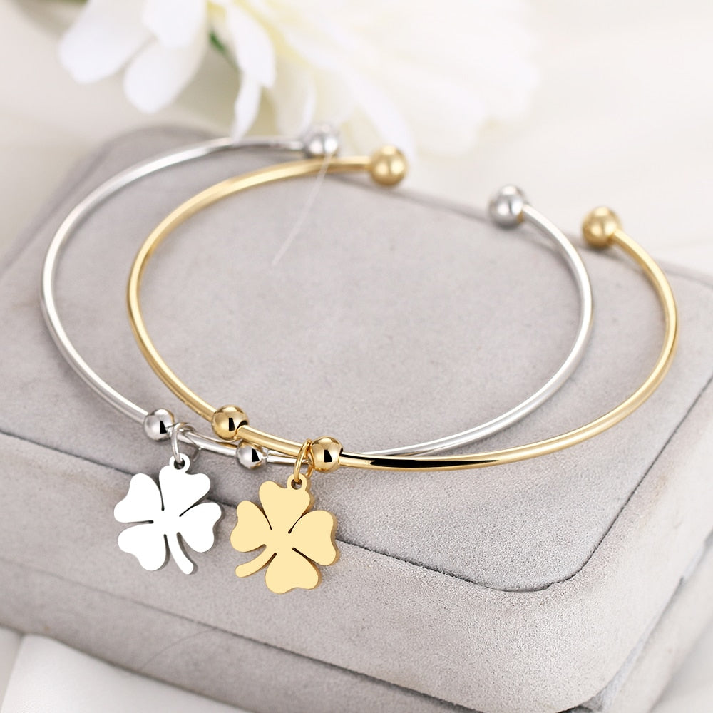 Open bracelet with a four-leaf clover