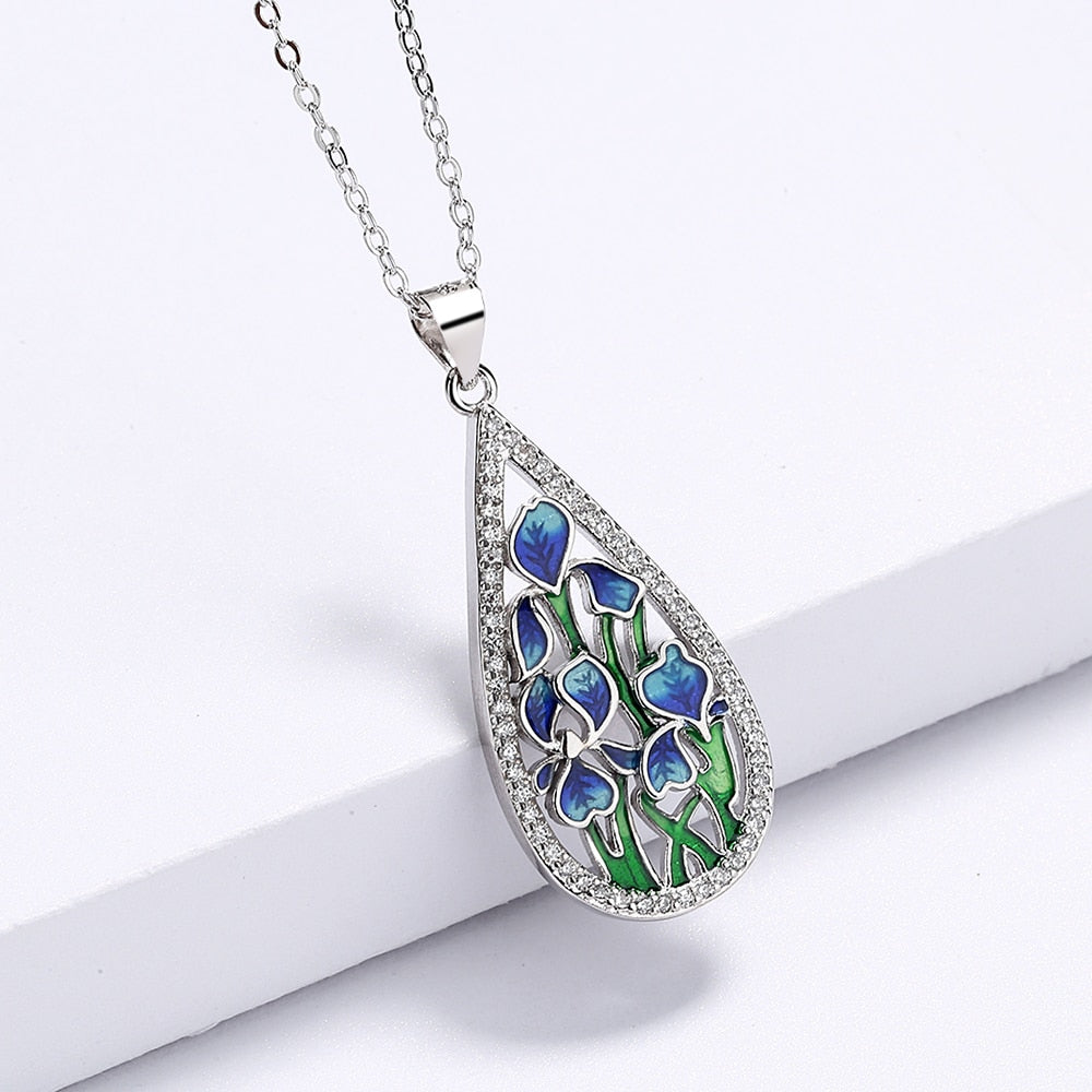 Necklace with a floral motif