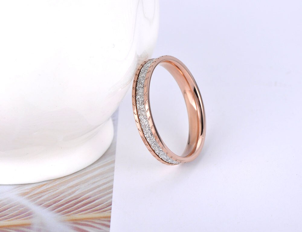 Ring with zircons