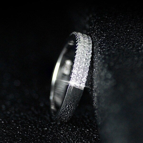 Ring with zircons