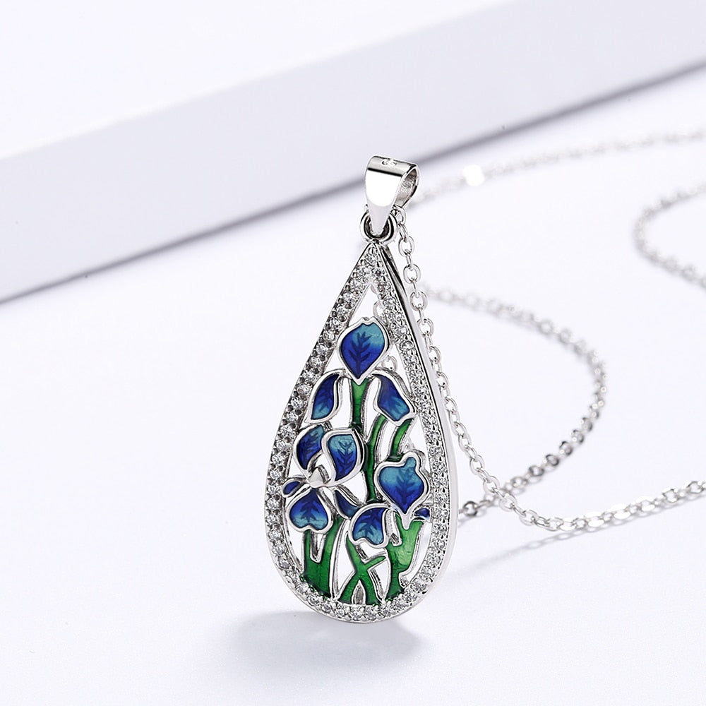 Necklace with a floral motif