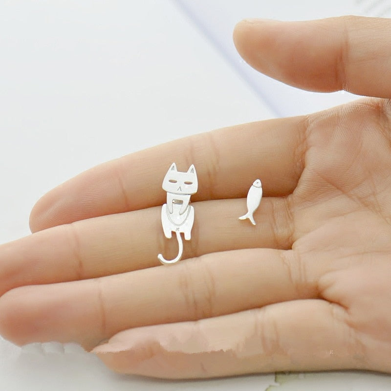 Cat motif earrings