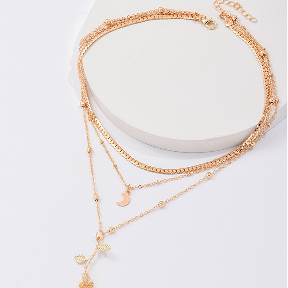 Triple necklace with a rose motif