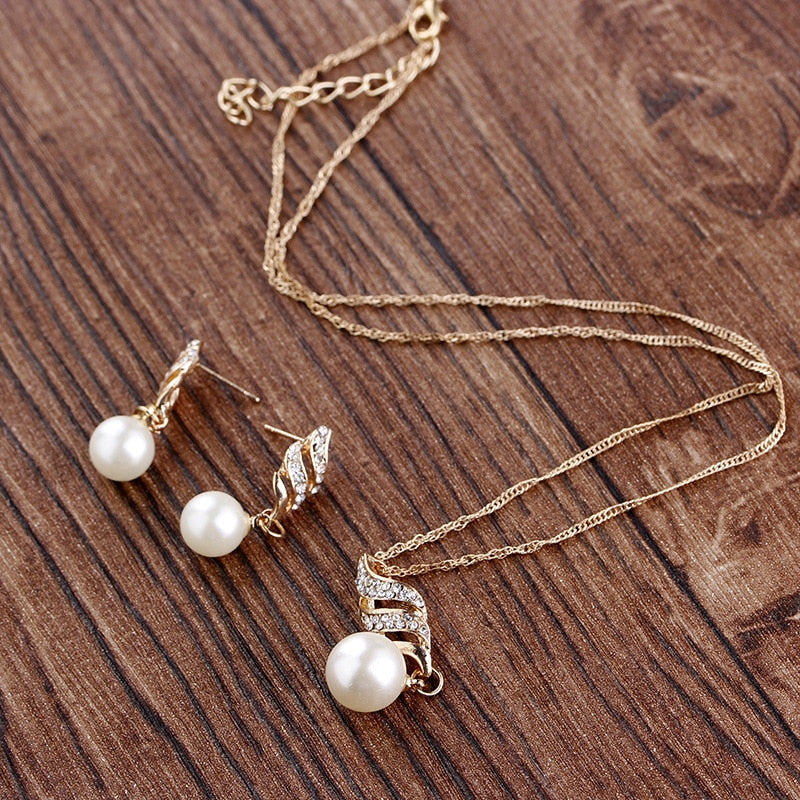 Pearl and cubic zirconia jewelery set
