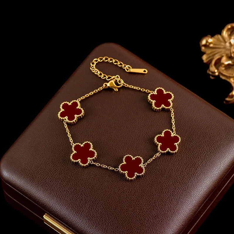 Elegant bracelet with flowers