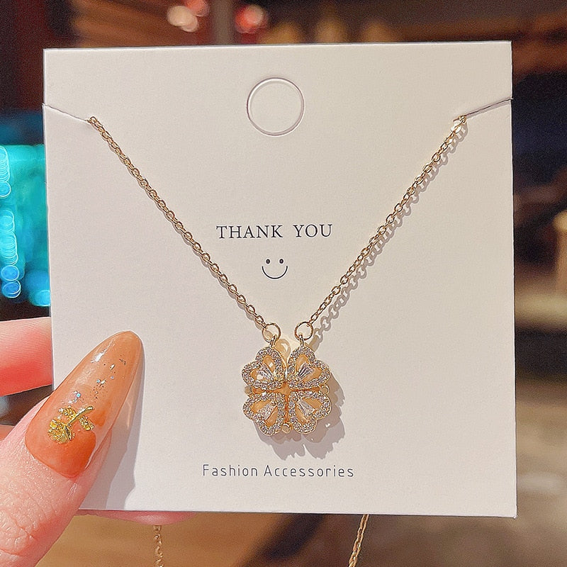 Necklace with a floral motif