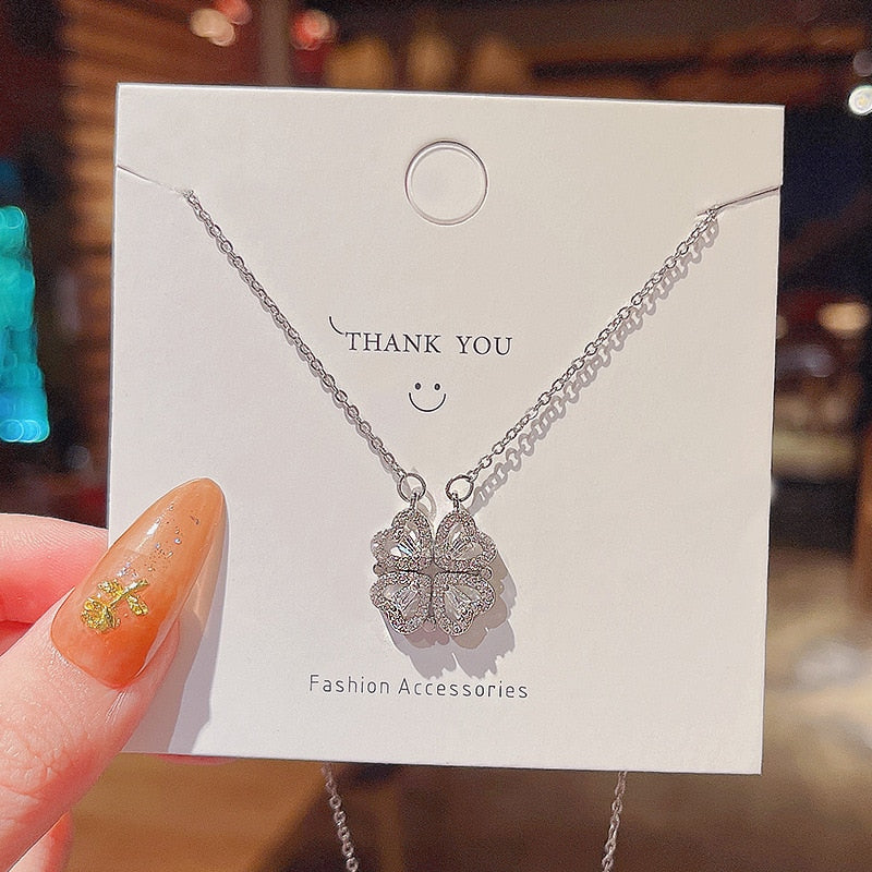 Necklace with a floral motif