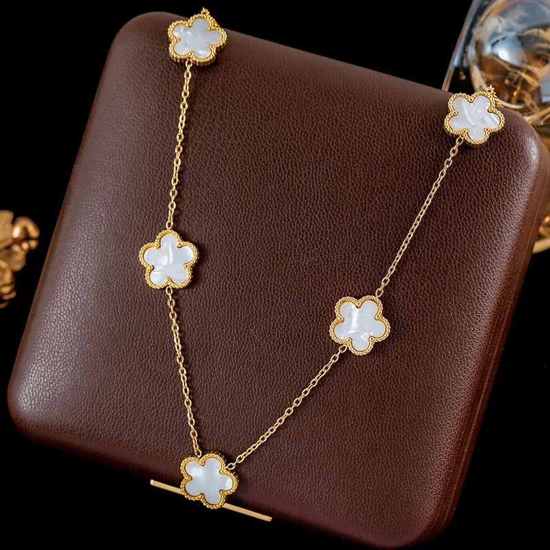 Elegant flower necklace