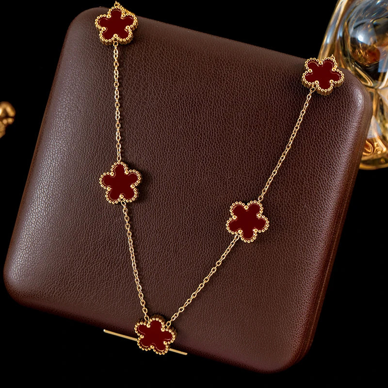 Elegant flower necklace