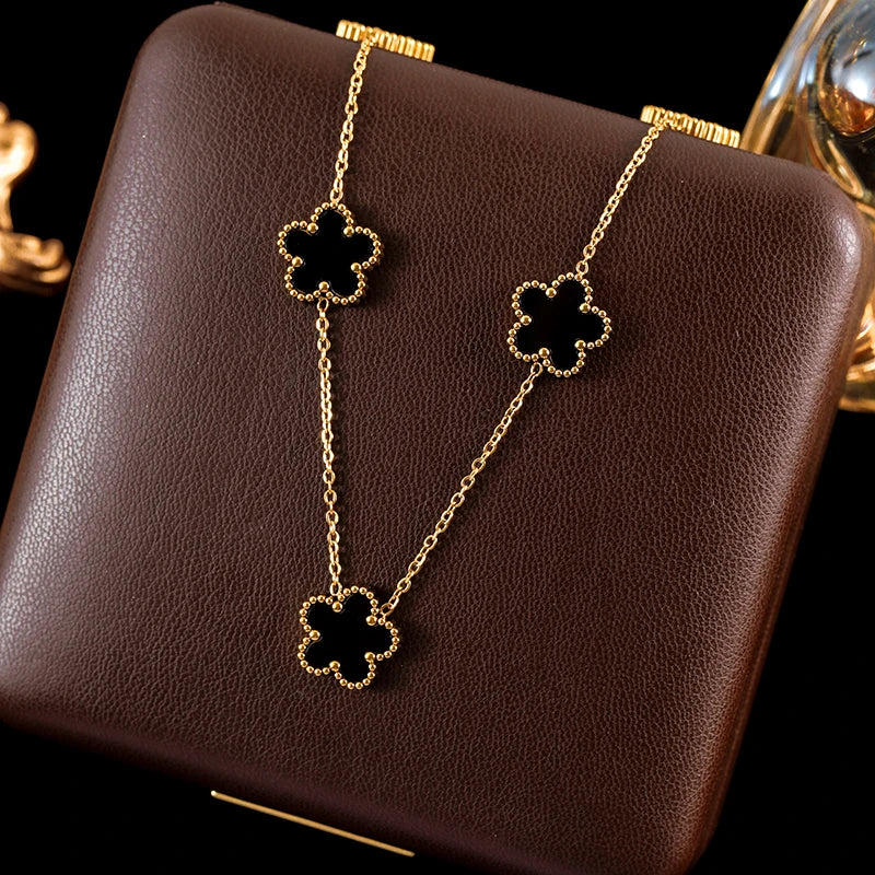 Elegant flower necklace