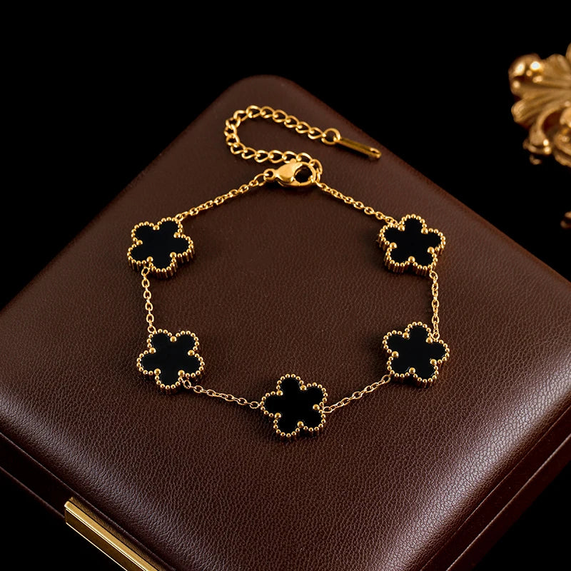 Elegant bracelet with flowers