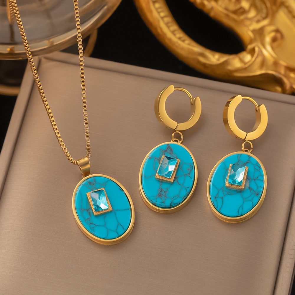 A set of jewelry with a geometric pattern