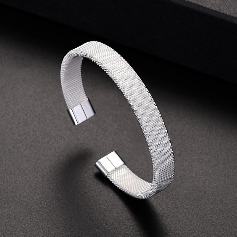 Open bracelet with a thick weave