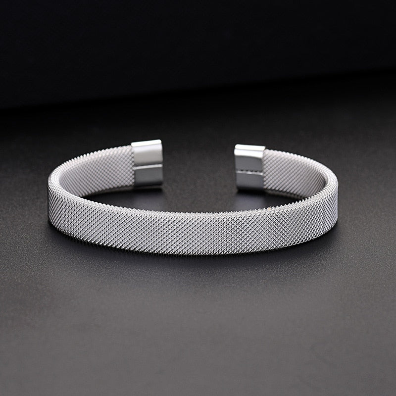 Open bracelet with a thick weave