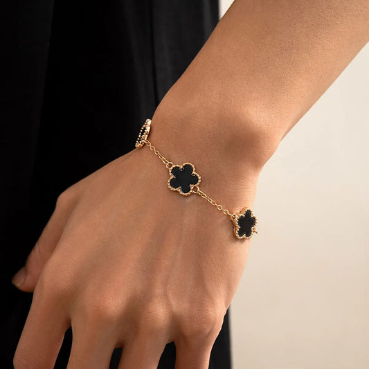 Elegant bracelet with flowers