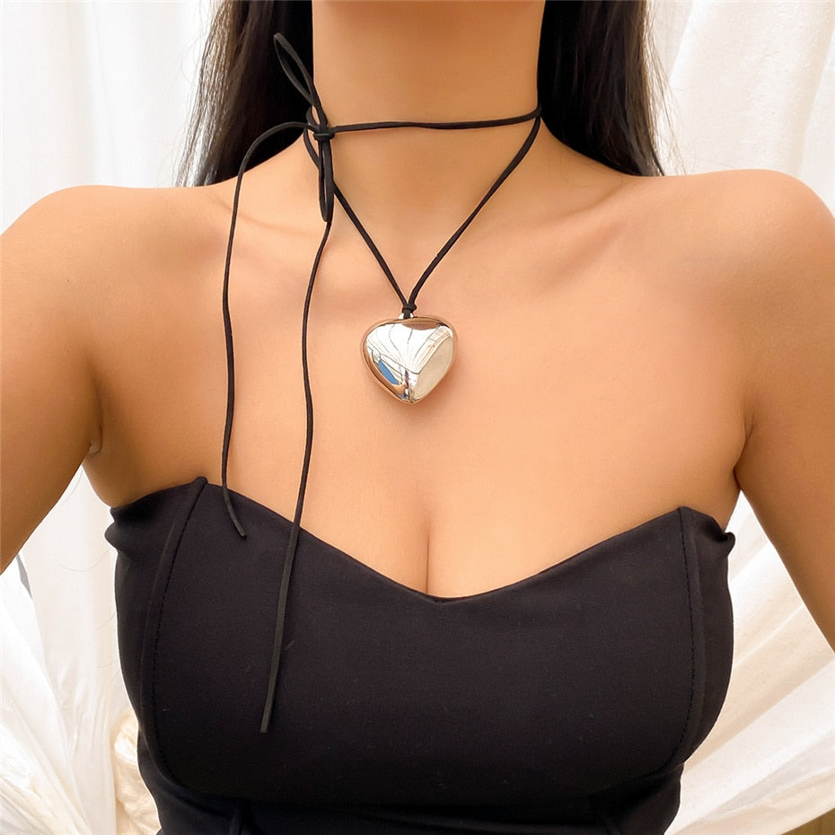 Choker necklace with a heart