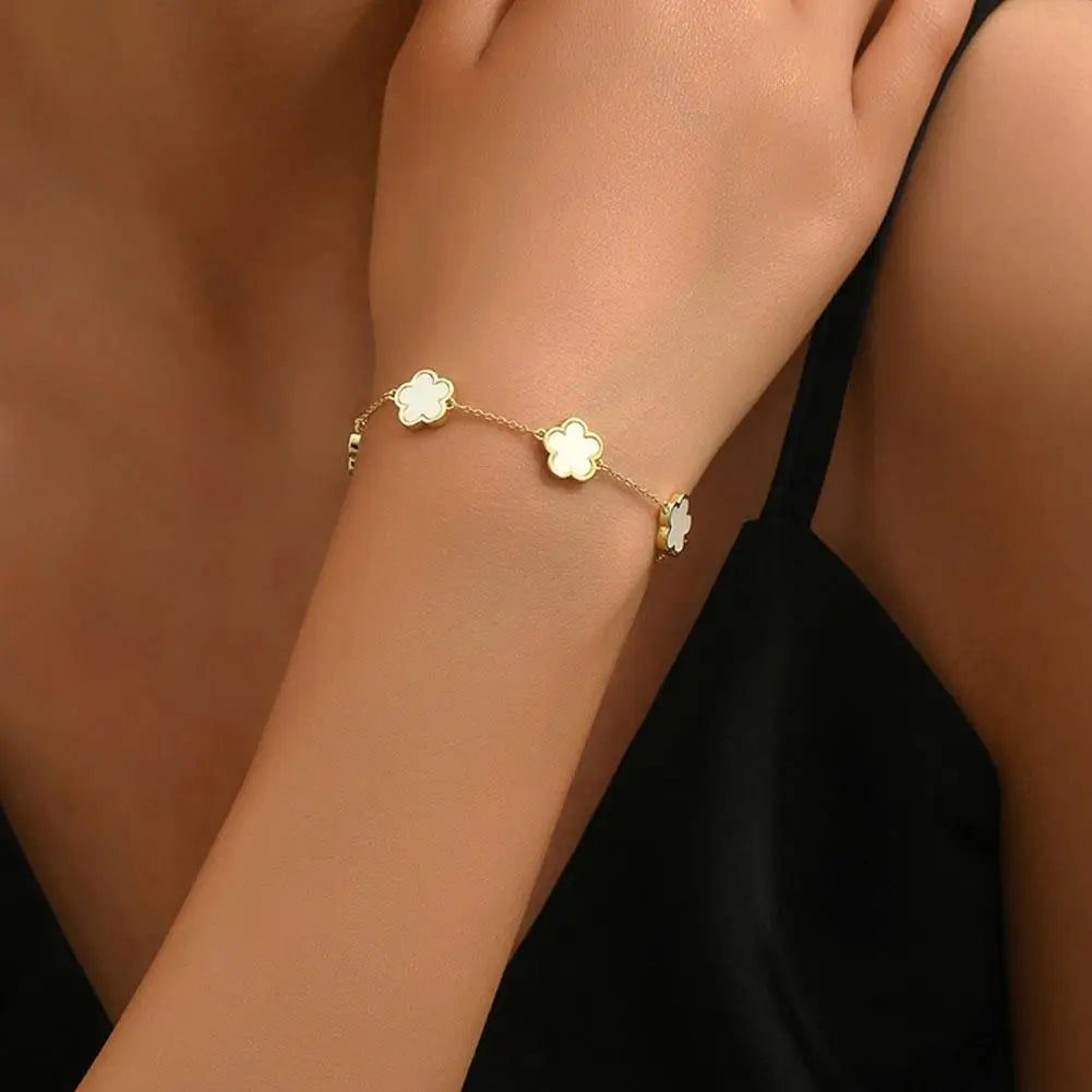 Elegant bracelet with flowers