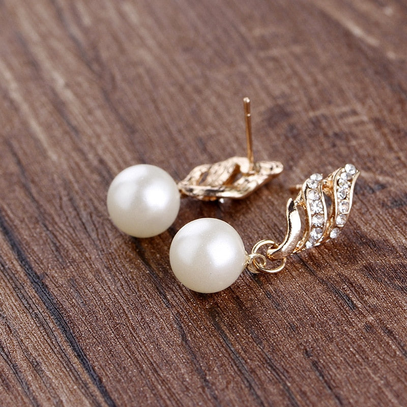 Pearl and cubic zirconia jewelery set