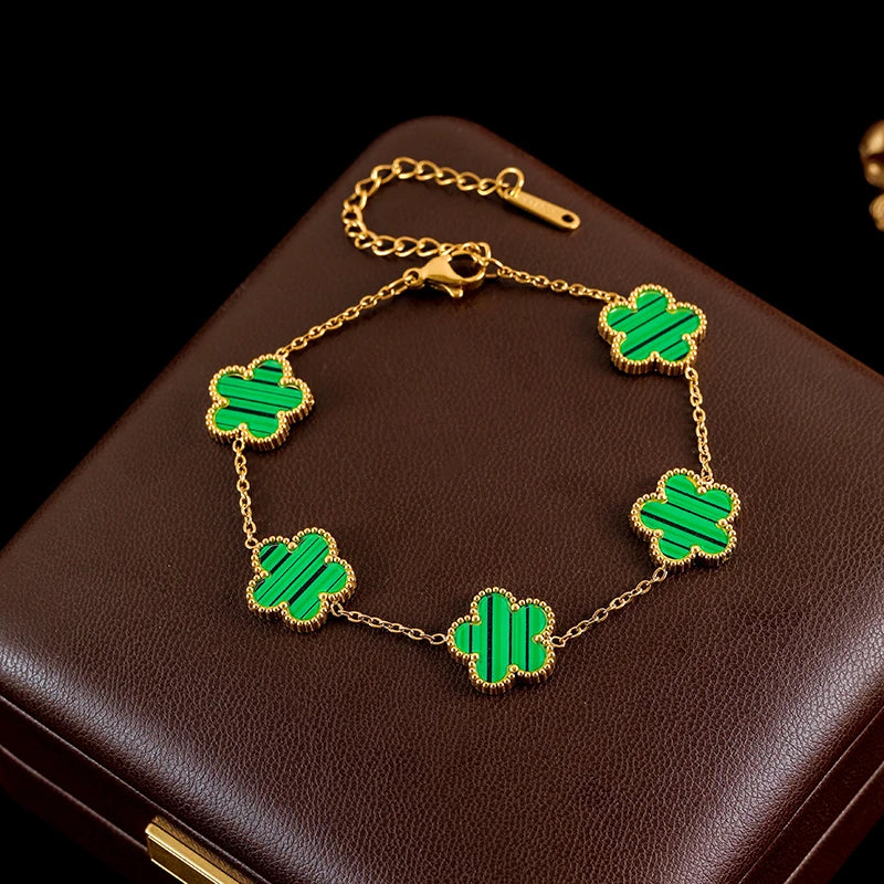 Elegant bracelet with flowers