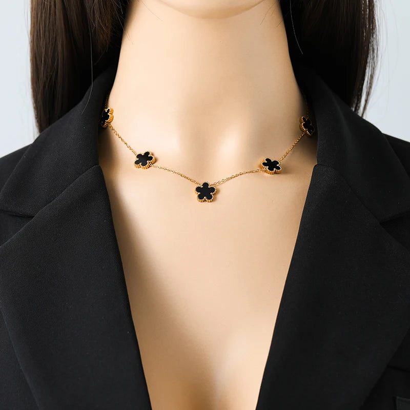 Elegant flower necklace