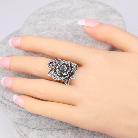 Ring with a rose motif