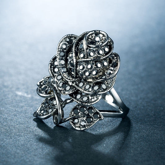 Ring with a rose motif