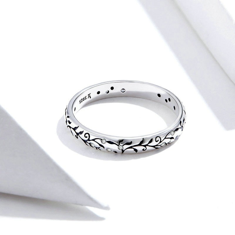 Leaf motif ring