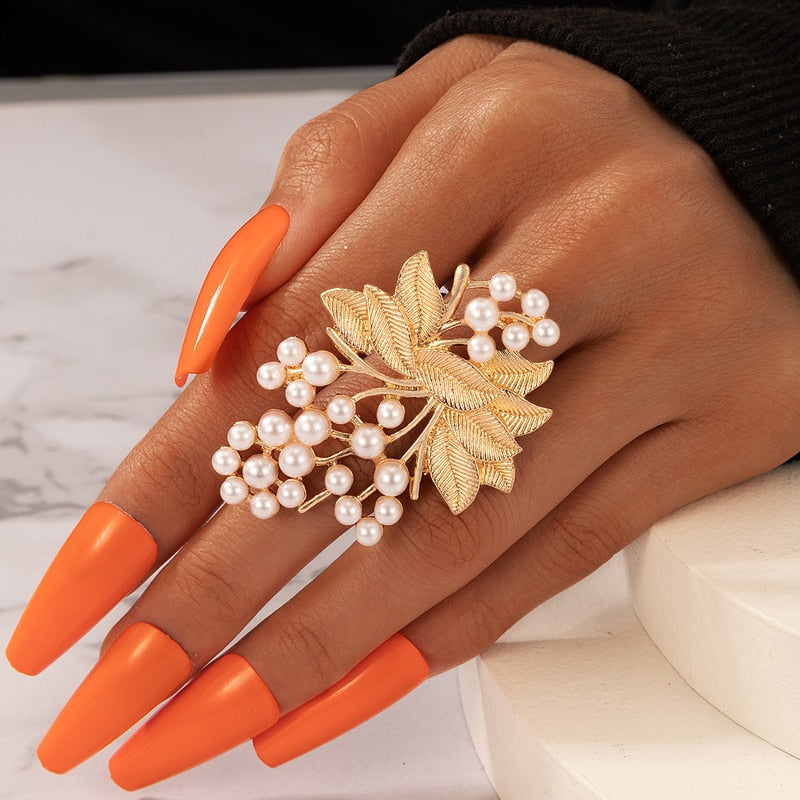 Ring with a leaf motif