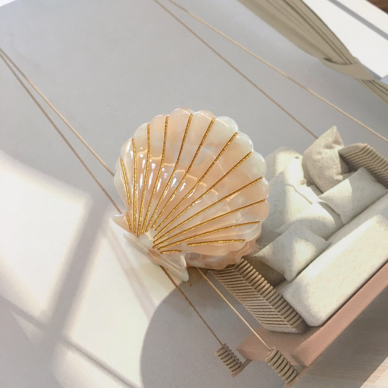 Hair clip in the shape of a seashell
