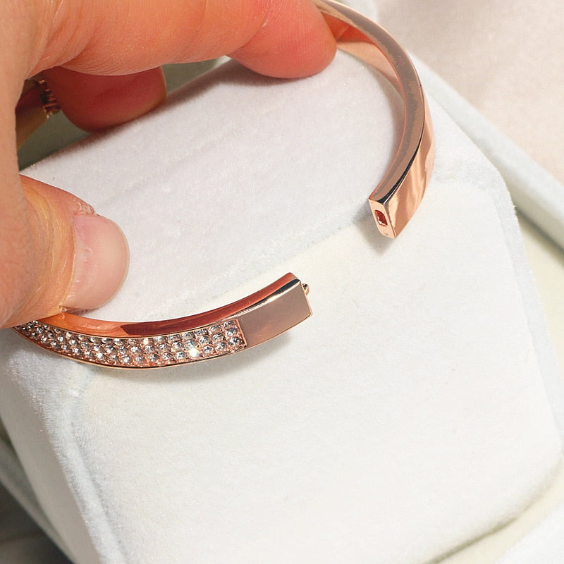 Round minimalist bracelet