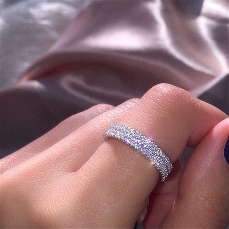 Ring with zircons