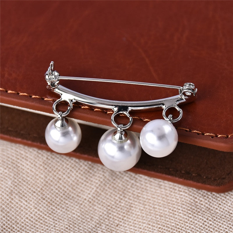 Pin with imitation pearls
