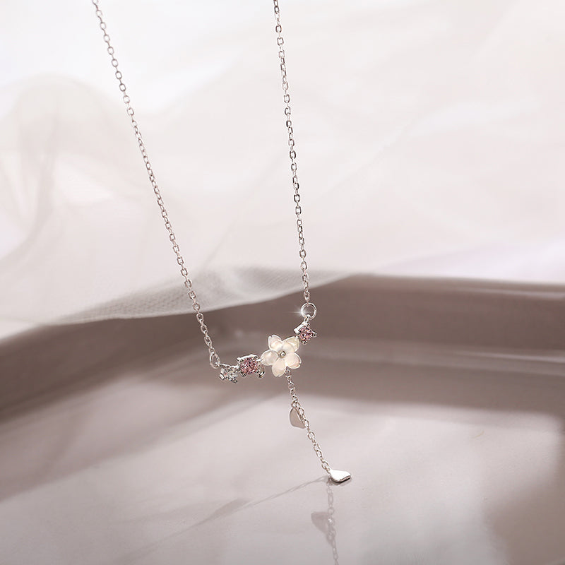 Delicate necklace with a flower motif