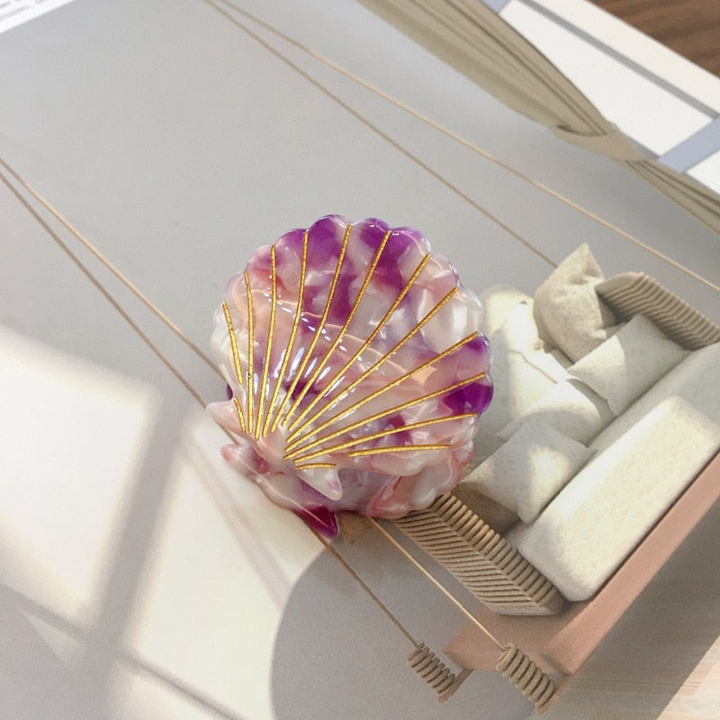 Hair clip in the shape of a seashell
