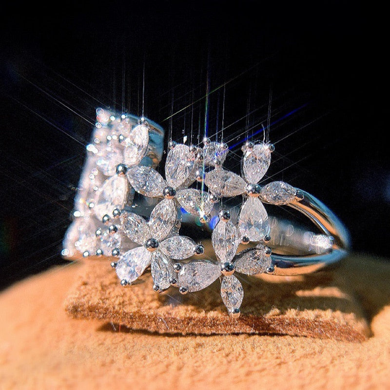 Ring with a flower motif