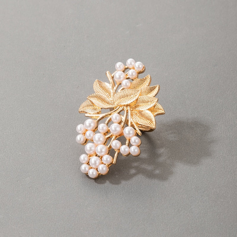 Ring with a leaf motif