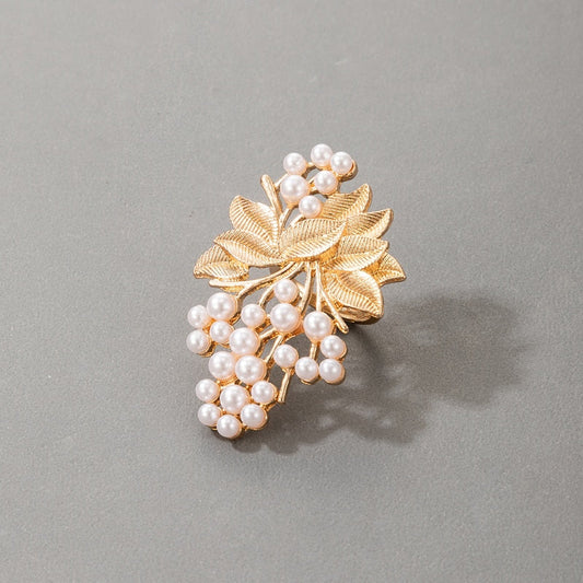 Ring with a leaf motif