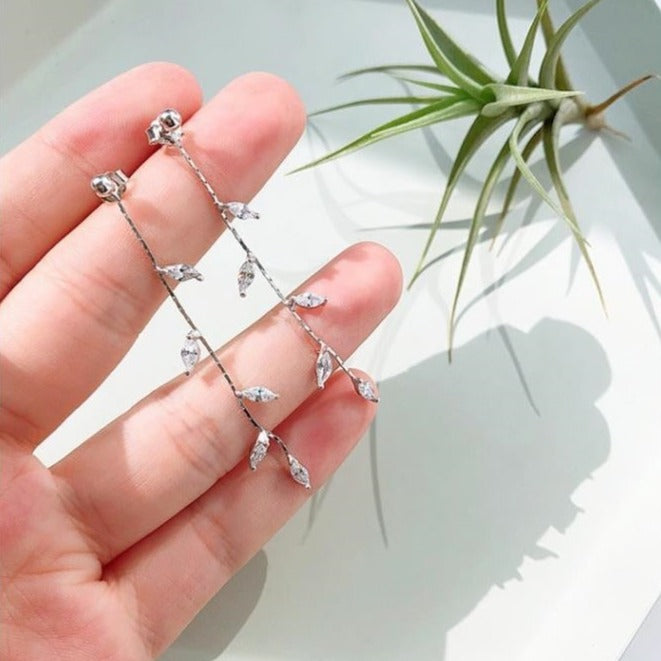 Leaf motif earrings