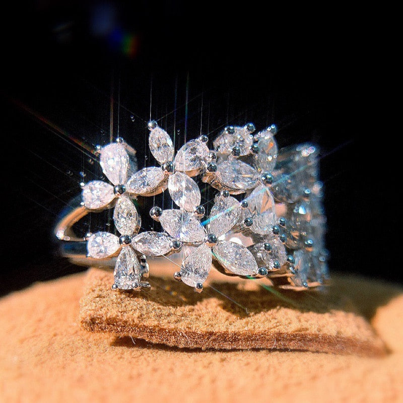 Ring with a flower motif