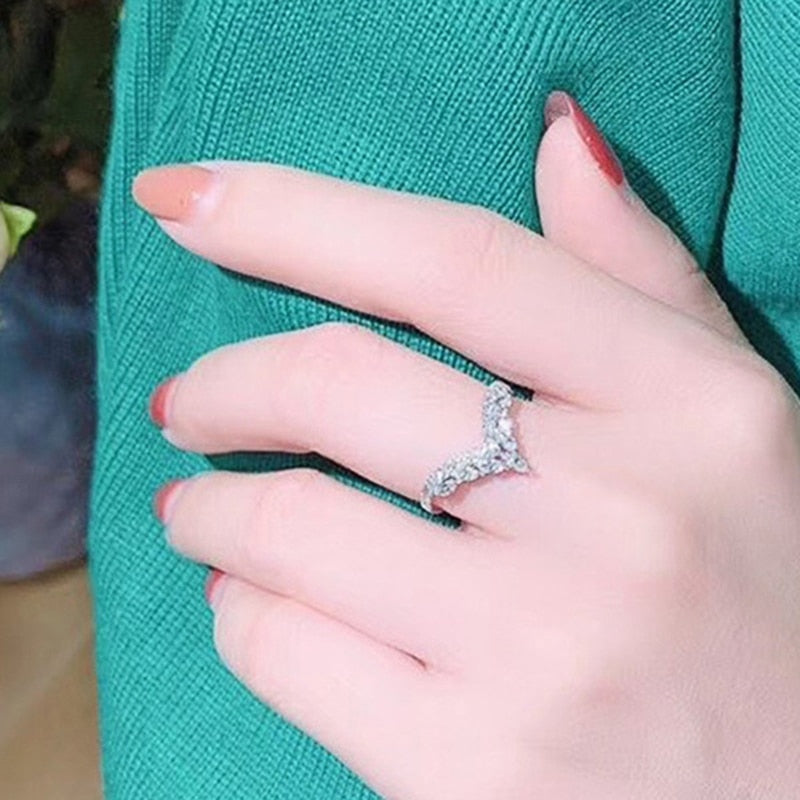 Geometric ring with zircons