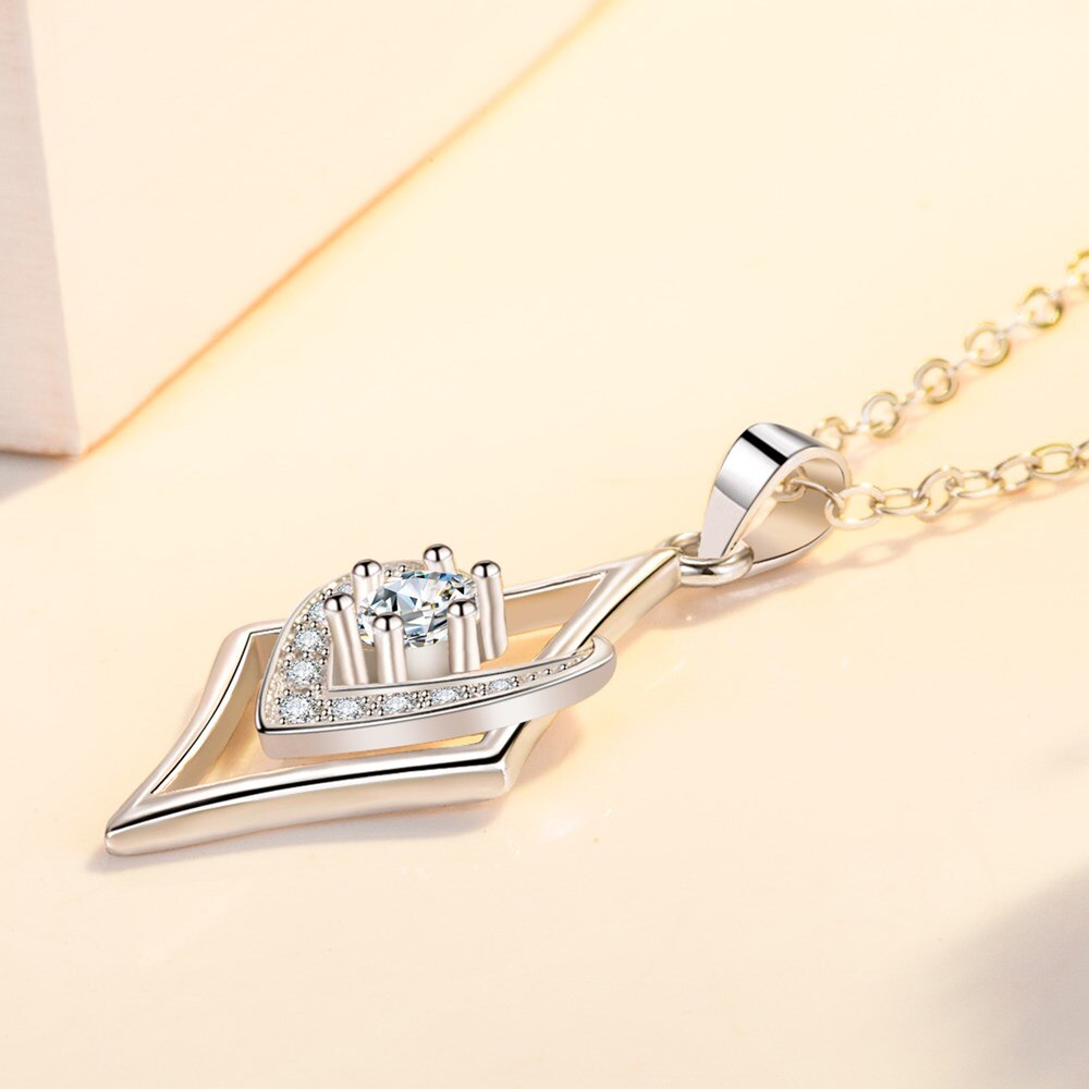Necklace with a geometric pattern