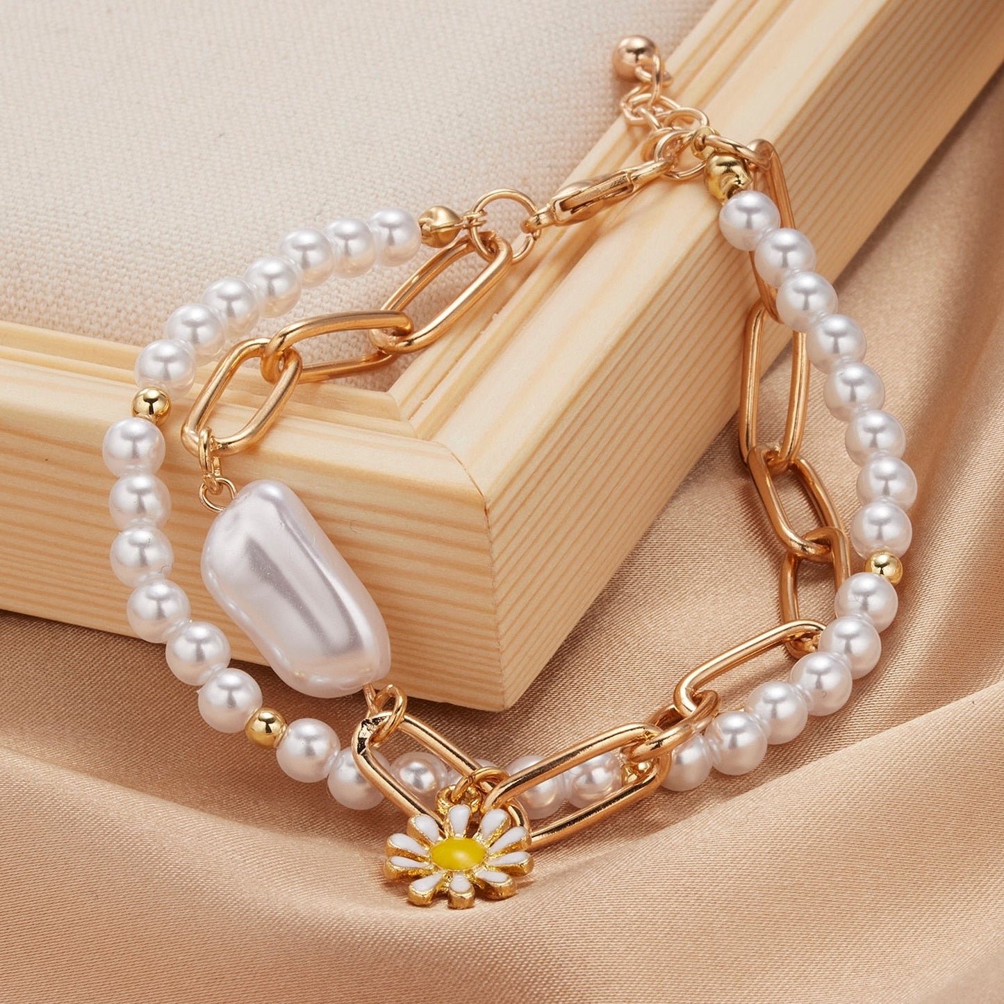 Double bracelet imitating pearls