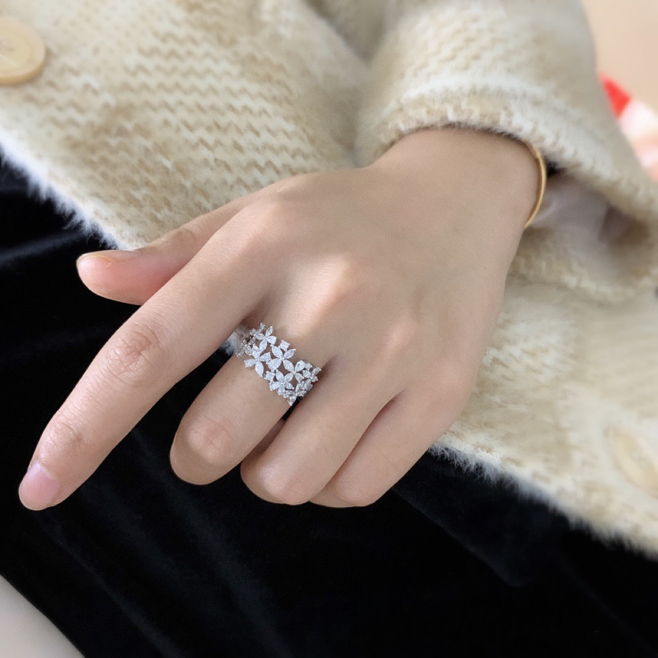 Ring with a flower motif