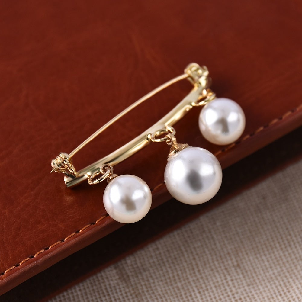 Pin with imitation pearls