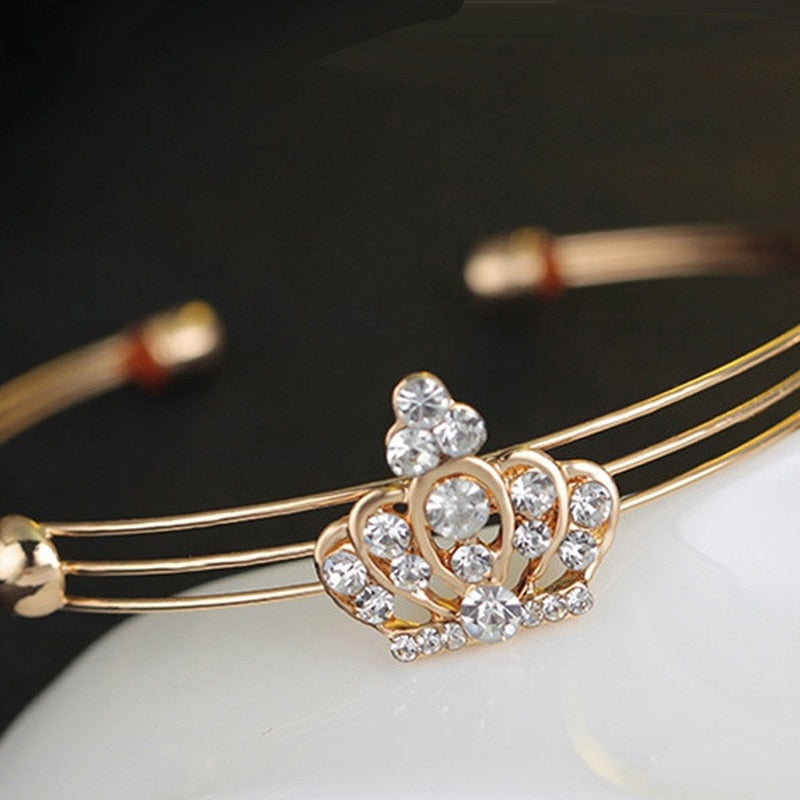 Jewelry set with a crown motif