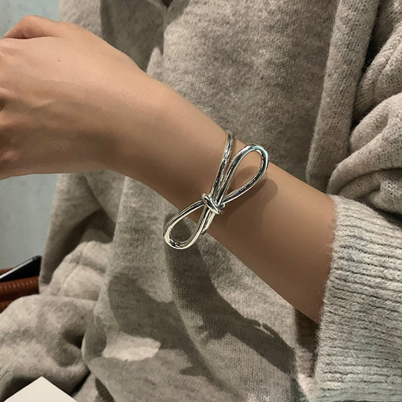 Silver bracelet with a bow