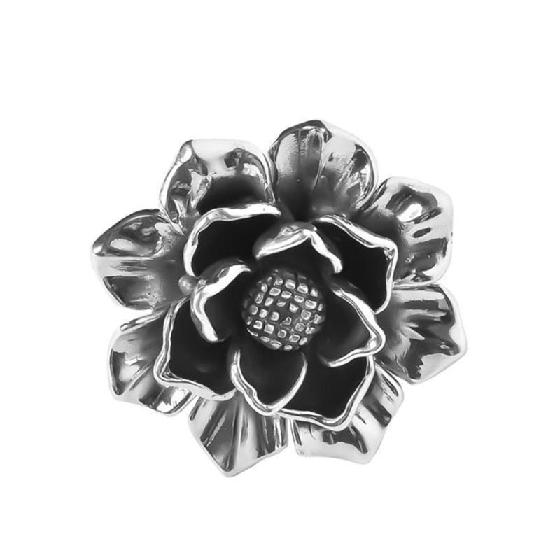 Ring with a floral motif